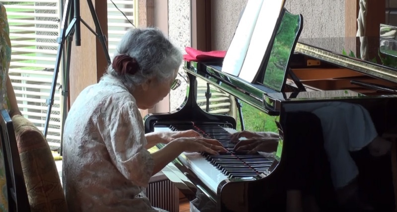 Cu ba 85 tuoi van choi piano dieu luyen thu hut 3 trieu luot xem hinh anh