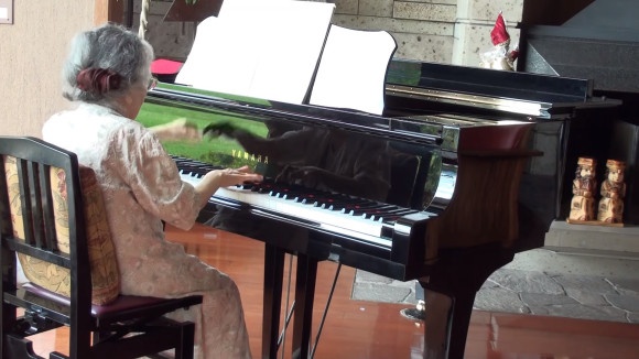 cu ba choi piano anh 1