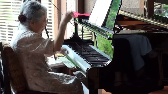 Cu ba 85 tuoi gay choang ngop khi choi piano qua dieu luyen hinh anh