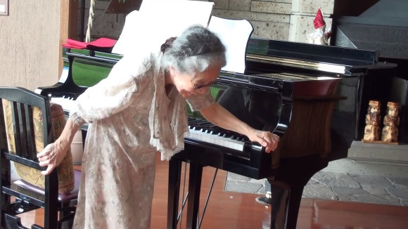 cu ba choi piano anh 2