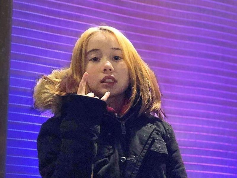 Lil Tay khoe sieu xe va tien mat hinh anh