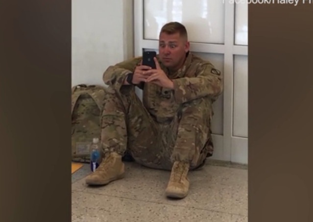 Bieu cam dang yeu cua chang linh khi xem vo vuot can hinh anh