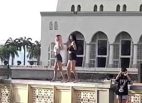 Hai du khach Trung Quoc nhay sexy truoc nha tho Hoi giao gay phan no hinh anh