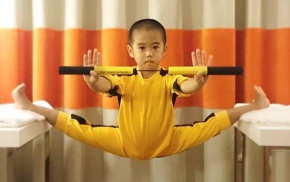 Ly Tieu Long nhi: 5 tuoi co co bung 6 mui, tap vo theo che do ha khac hinh anh