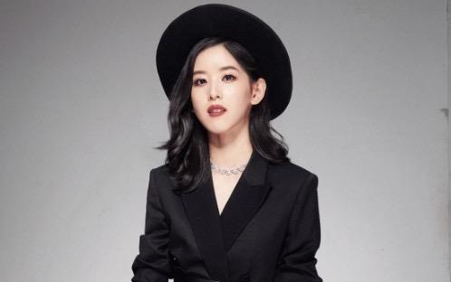 Chuong Trach Thien ghi hinh cho tap chi noi tieng Hong Kong hinh anh