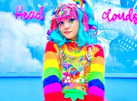 Co gai noi tieng voi phong cach an mac cau vong hinh anh