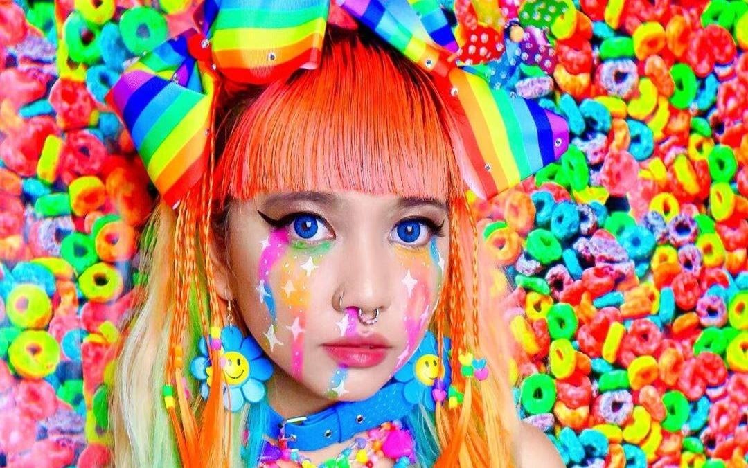 Co gai noi tieng nho gu thoi trang 7 sac cau vong hinh anh