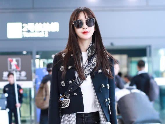 Angelababy luon xuat hien dang cap, ngap tran hang hieu tai san bay hinh anh