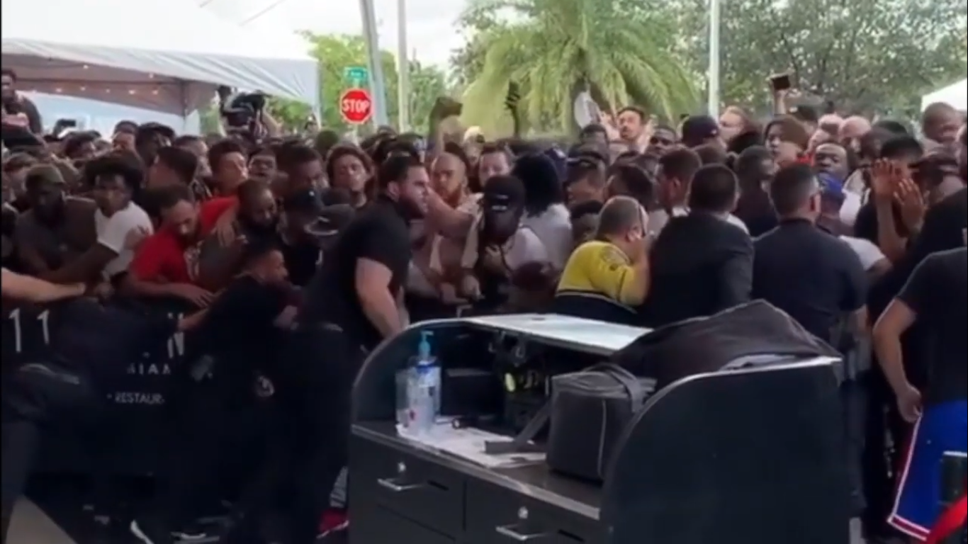 Dam dong hon loan tai buoi ra mat giay Air Jordan 1 Retro hinh anh