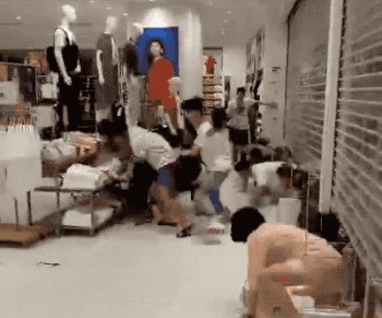 Tum toc, danh nhau va nhung lan dan tinh 'phat cuong' vi mua sam hinh anh