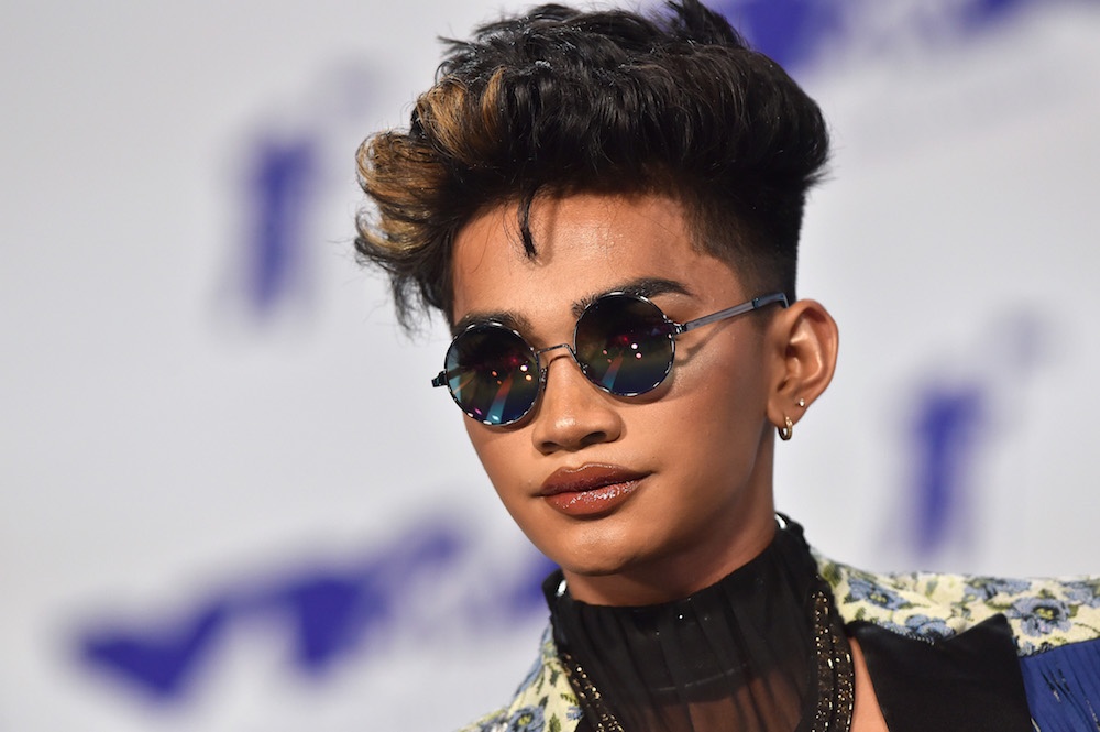 Bretman Rock trang diem va an dien the nao khi du su kien? hinh anh