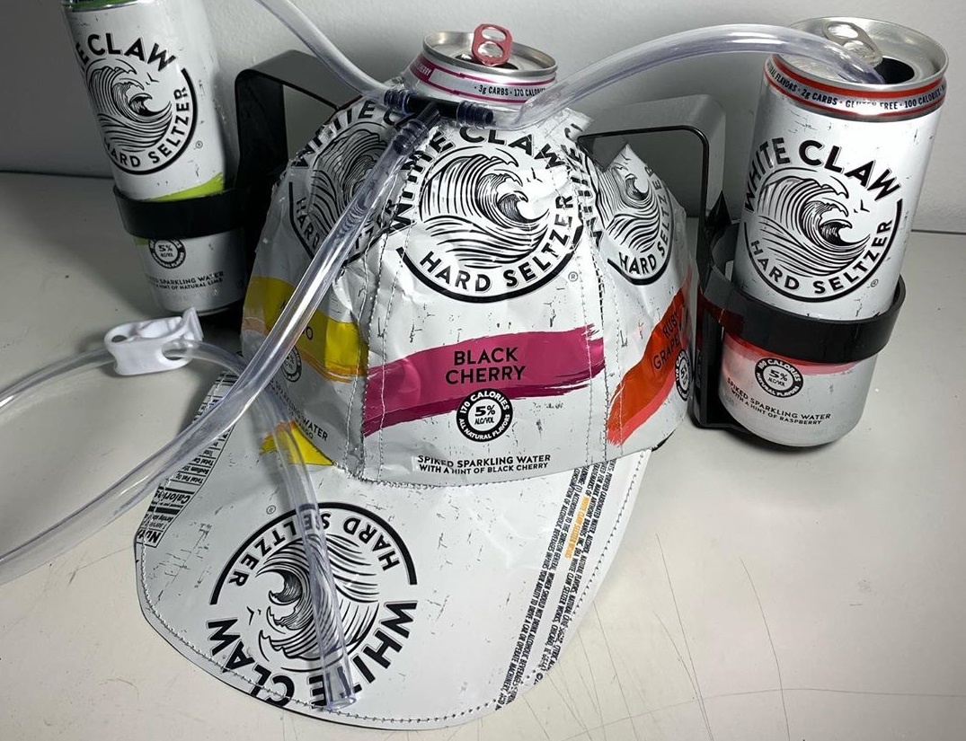 Chang trai lam mu bong chay tu lon bia, sac dien thoai hinh anh