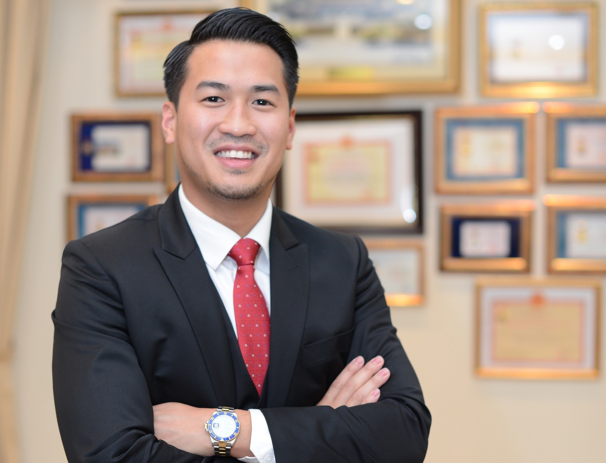 Ngoai suit lich lam, Phillip Nguyen hay mac trang phuc gi? hinh anh