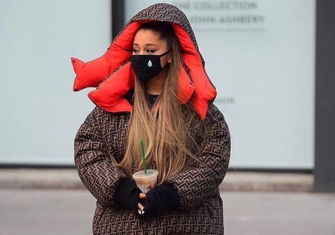 Ariana Grande, Justin Bieber hop tac lam khau trang chong dich hinh anh