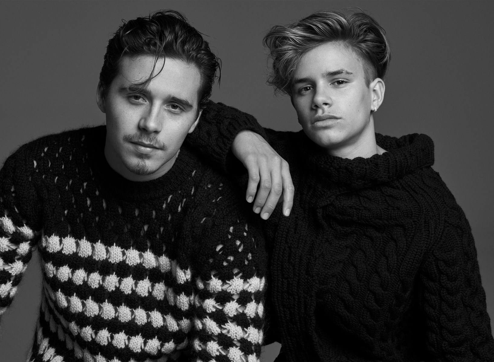 Romeo Beckham tao dang tren tap chi cung anh trai Brooklyn hinh anh