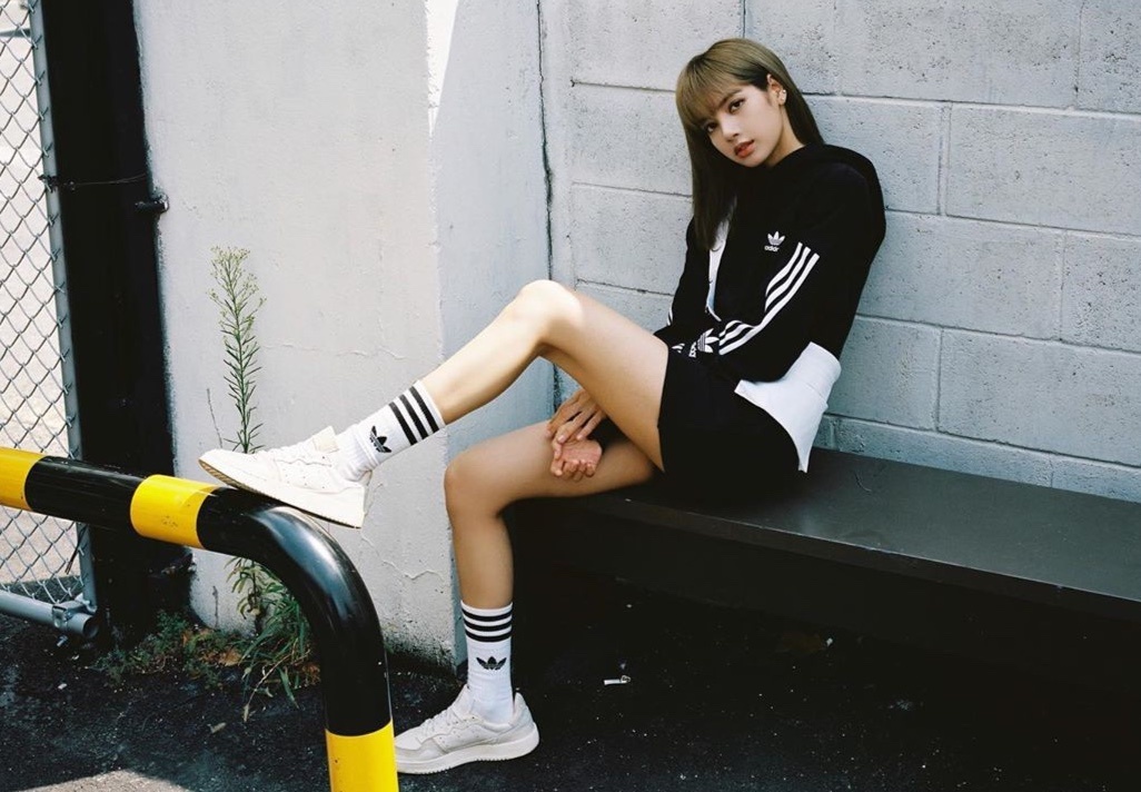 Lisa da lam gi de co doi chan dai thang tap? hinh anh