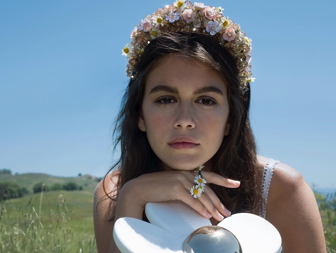 Kaia Gerber bo bot van tao dang chuyen nghiep hinh anh