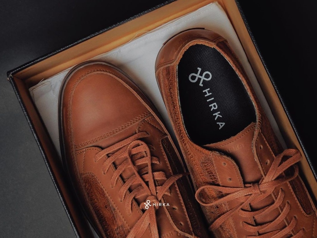 Can canh nhung doi giay lam tu da chan ga hinh anh