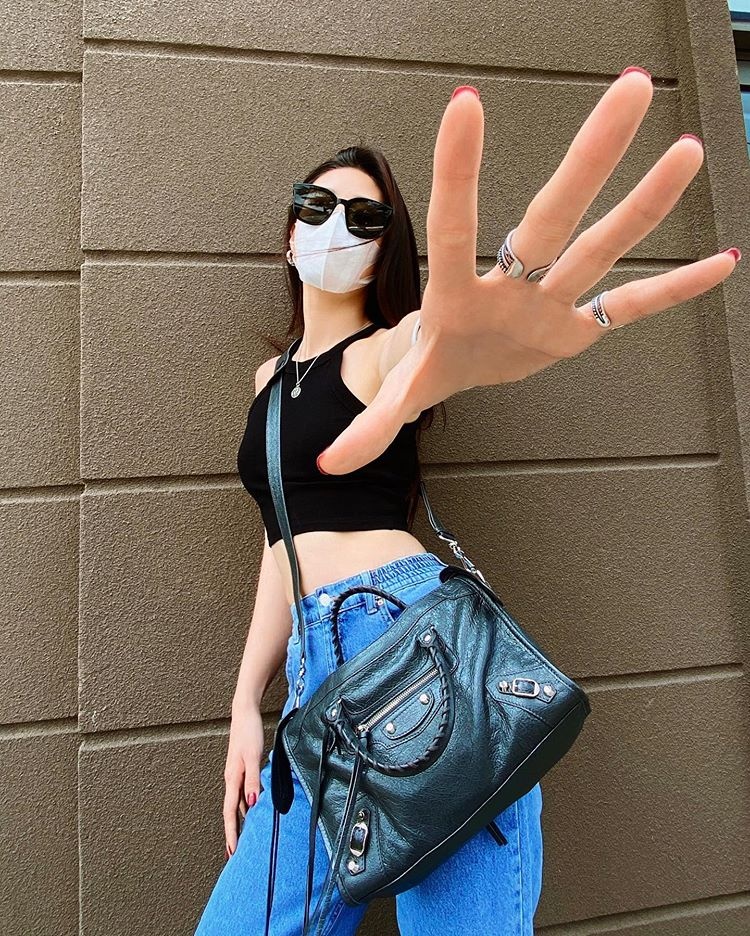 Hoa hau Khanh Van tao dang anh 10