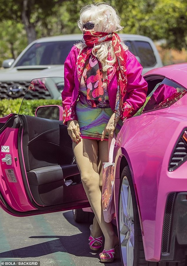 Angelyne mặc váy siêu ngắn ảnh 9 Angelyne mac vay sieu ngan anh 9