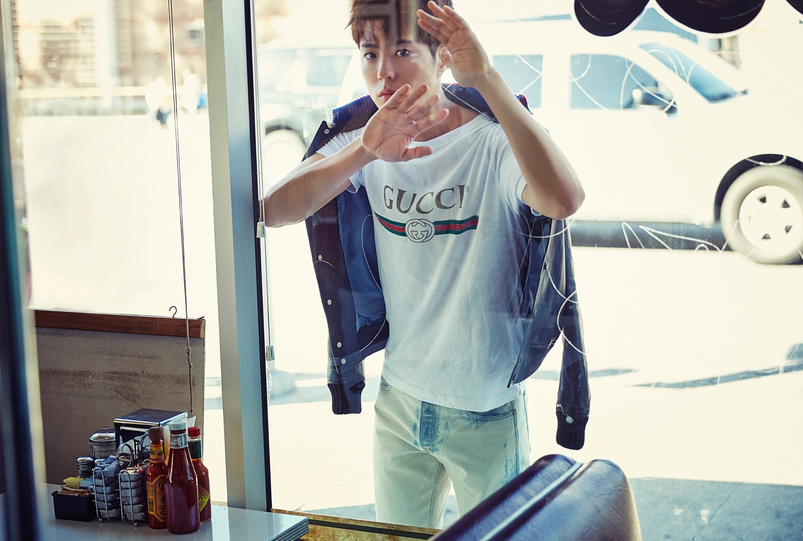 Park Bo Gum an mac tre trung trong buoi chup hinh hinh anh