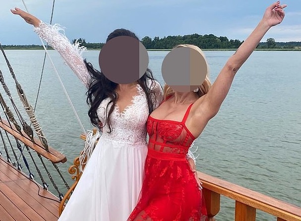 Bi nem da vi mac vay sexy, noi hon co dau trong dam cuoi hinh anh