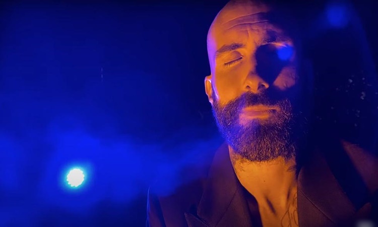 Adam Levine cao dau, de rau trong MV moi hinh anh