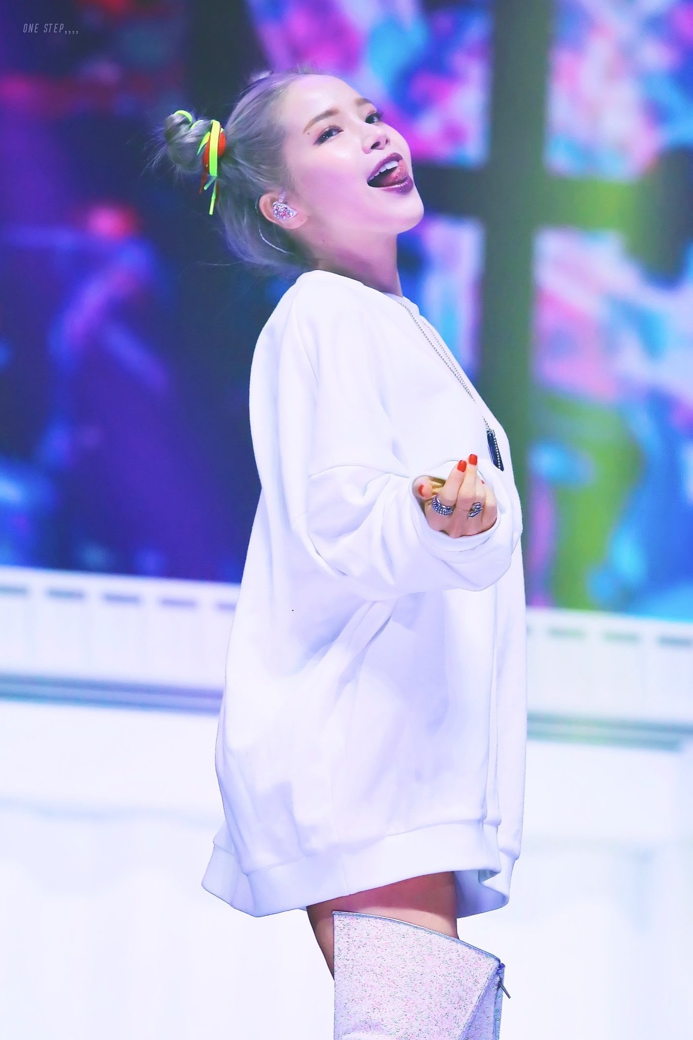 trang phuc bieu dien cua Solar anh 1