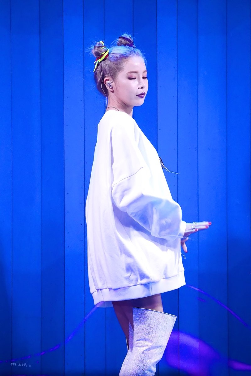 trang phuc bieu dien cua Solar anh 2