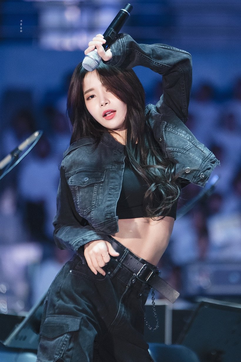 trang phuc bieu dien cua Solar anh 8