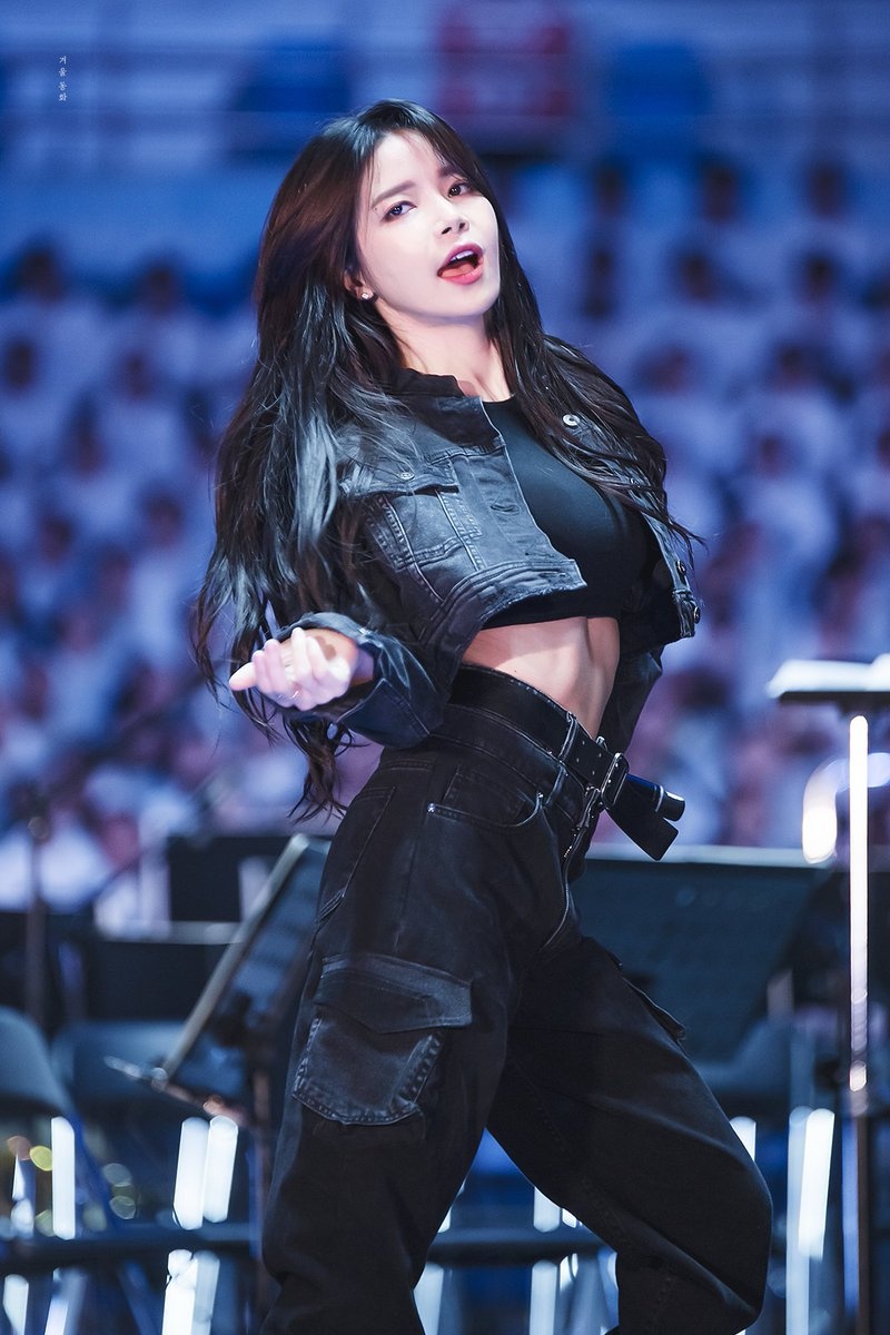 trang phuc bieu dien cua Solar anh 7