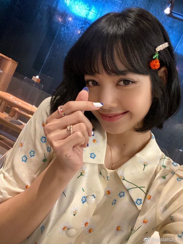 Lisa deo phu kien dat do anh 6