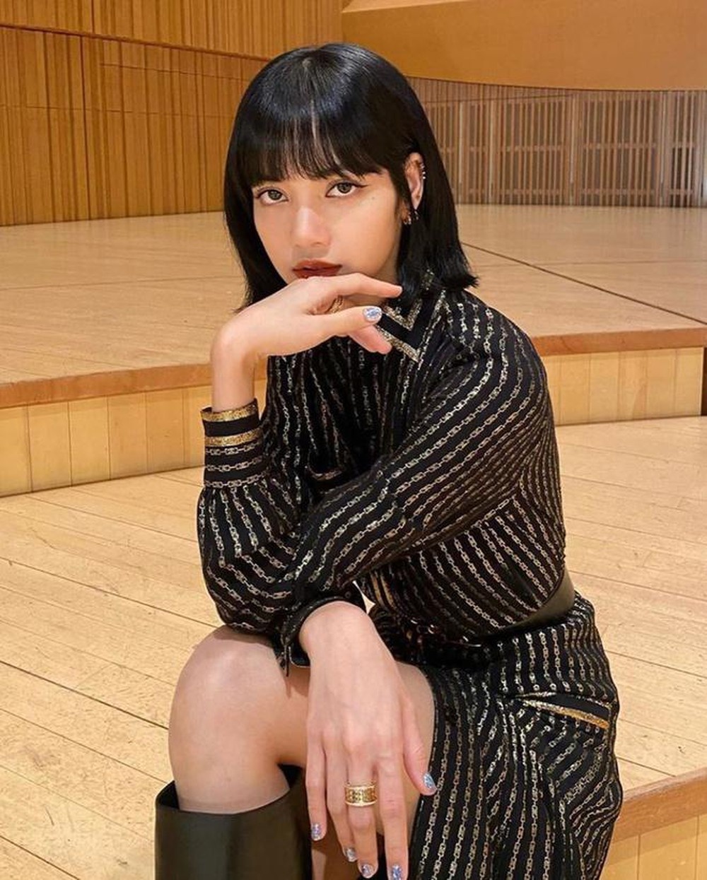 Lisa đeo phụ kiện đắt đỏ ảnh 4 Lisa deo phu kien dat do anh 4