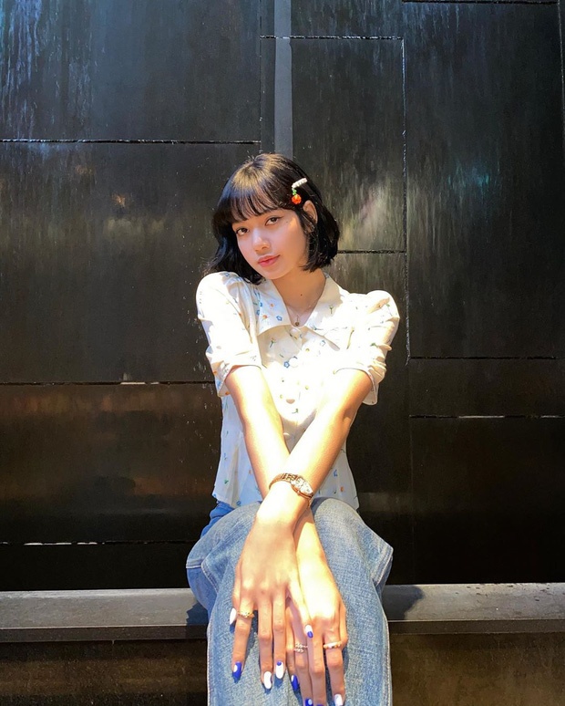 Lisa deo phu kien dat do anh 2