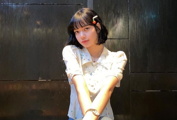 Lisa mac quan ao binh dan nhung deo phu kien hon 39.000 USD hinh anh