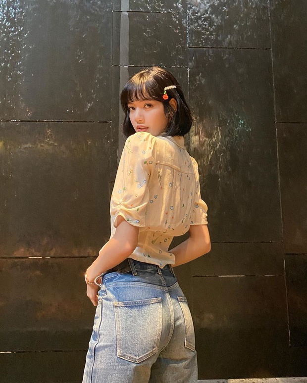 Lisa deo phu kien dat do anh 1