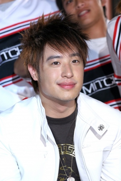 Phan Vỹ Bá không mặc quần short ảnh 8 Phan Vy Ba khong mac quan short anh 8