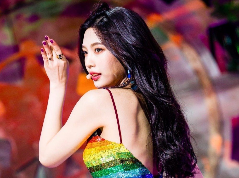 My nhan Han tam bang gang tay, uong nuoc bi ngo de co lan da dep hinh anh