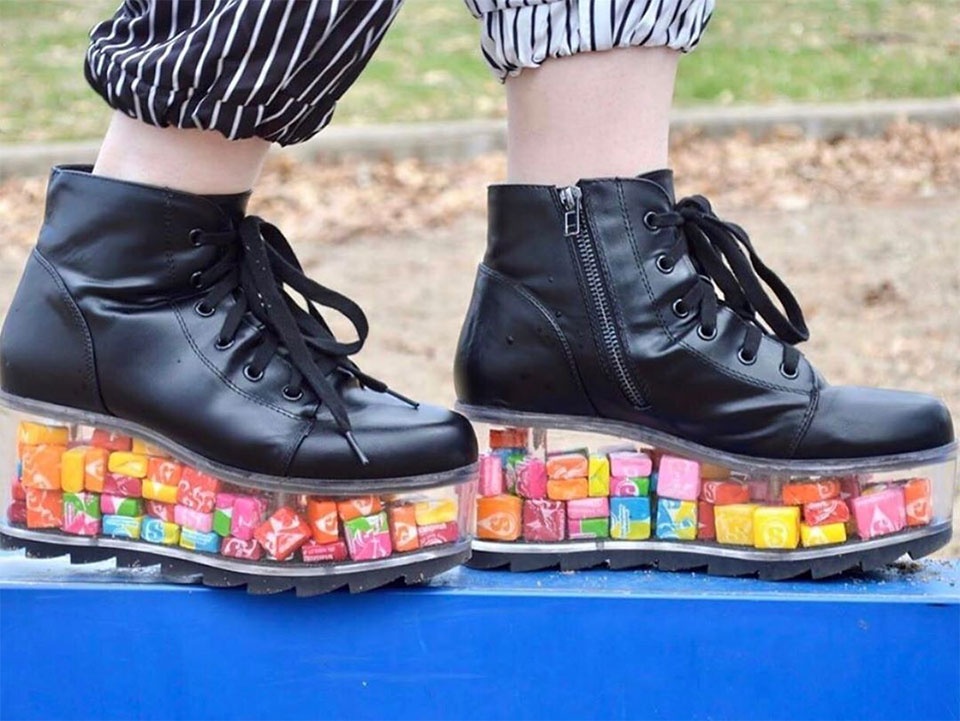 Doi giay co de dung duoc tien hinh anh