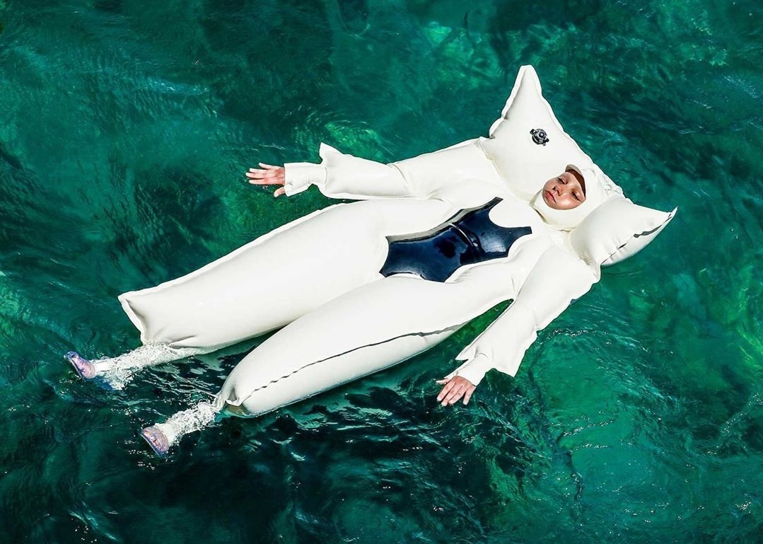 Bo quan ao giup nguoi mac noi tren nuoc hinh anh