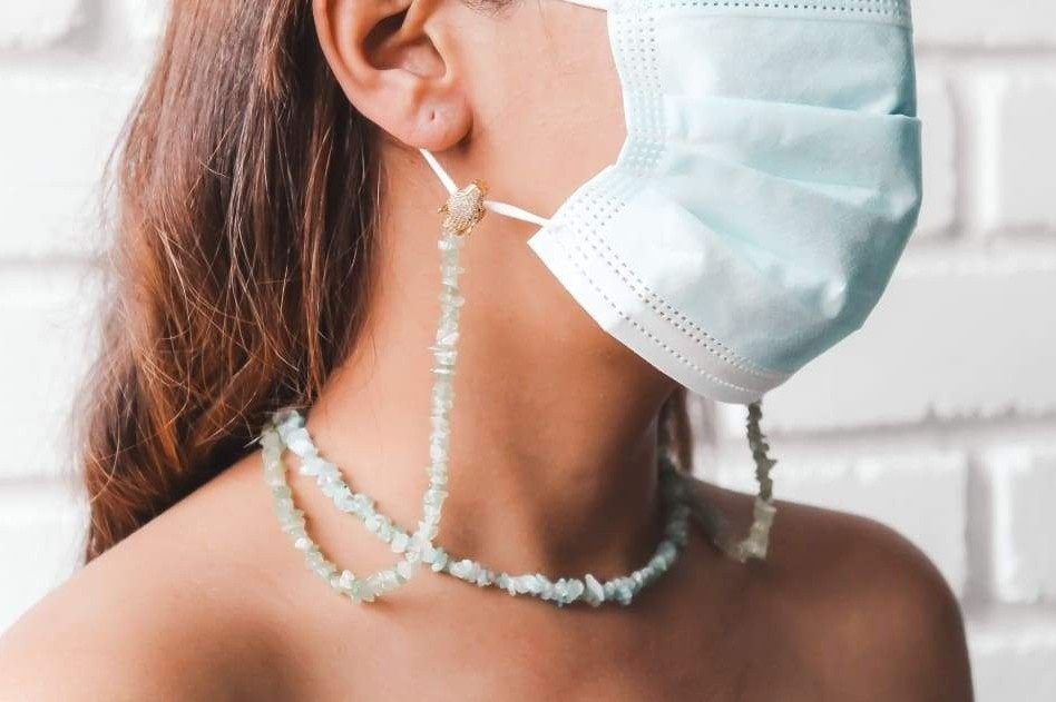 Gioi tre ro trao luu gan day xich, vong da cho khau trang hinh anh