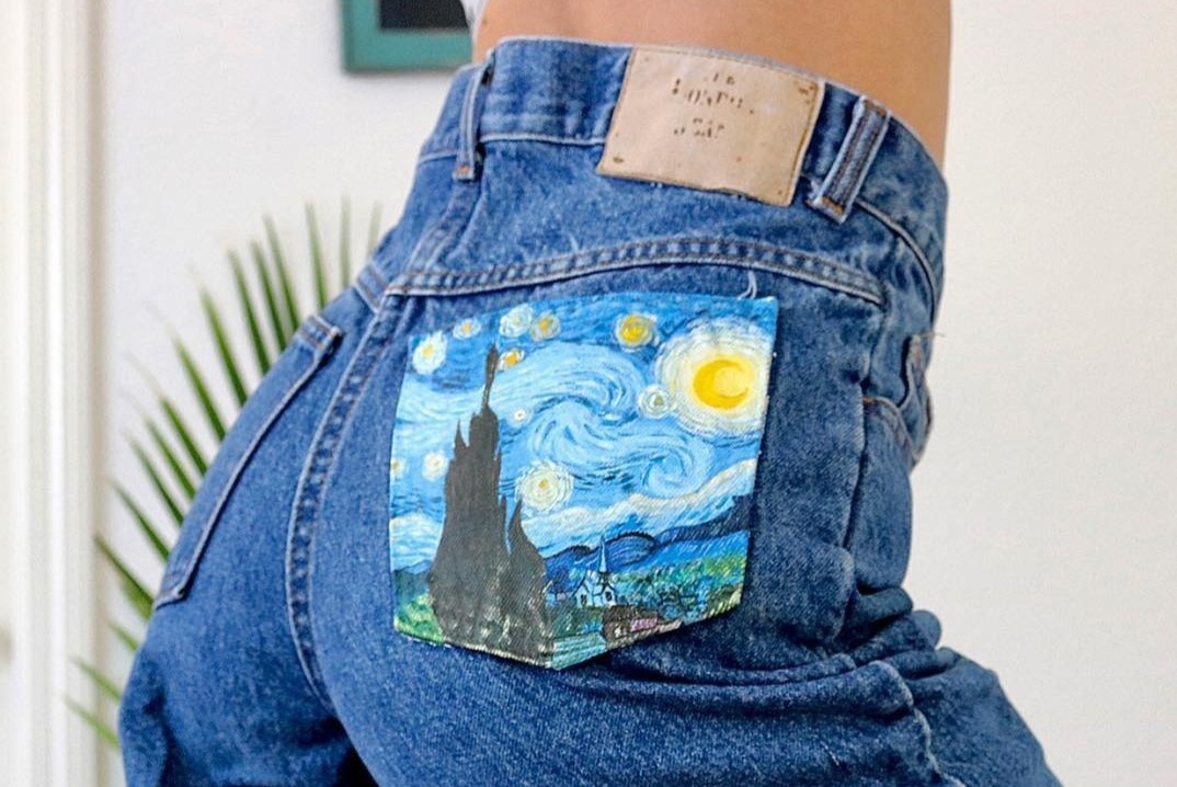 Co gai ve tranh len tui quan jeans cu hinh anh