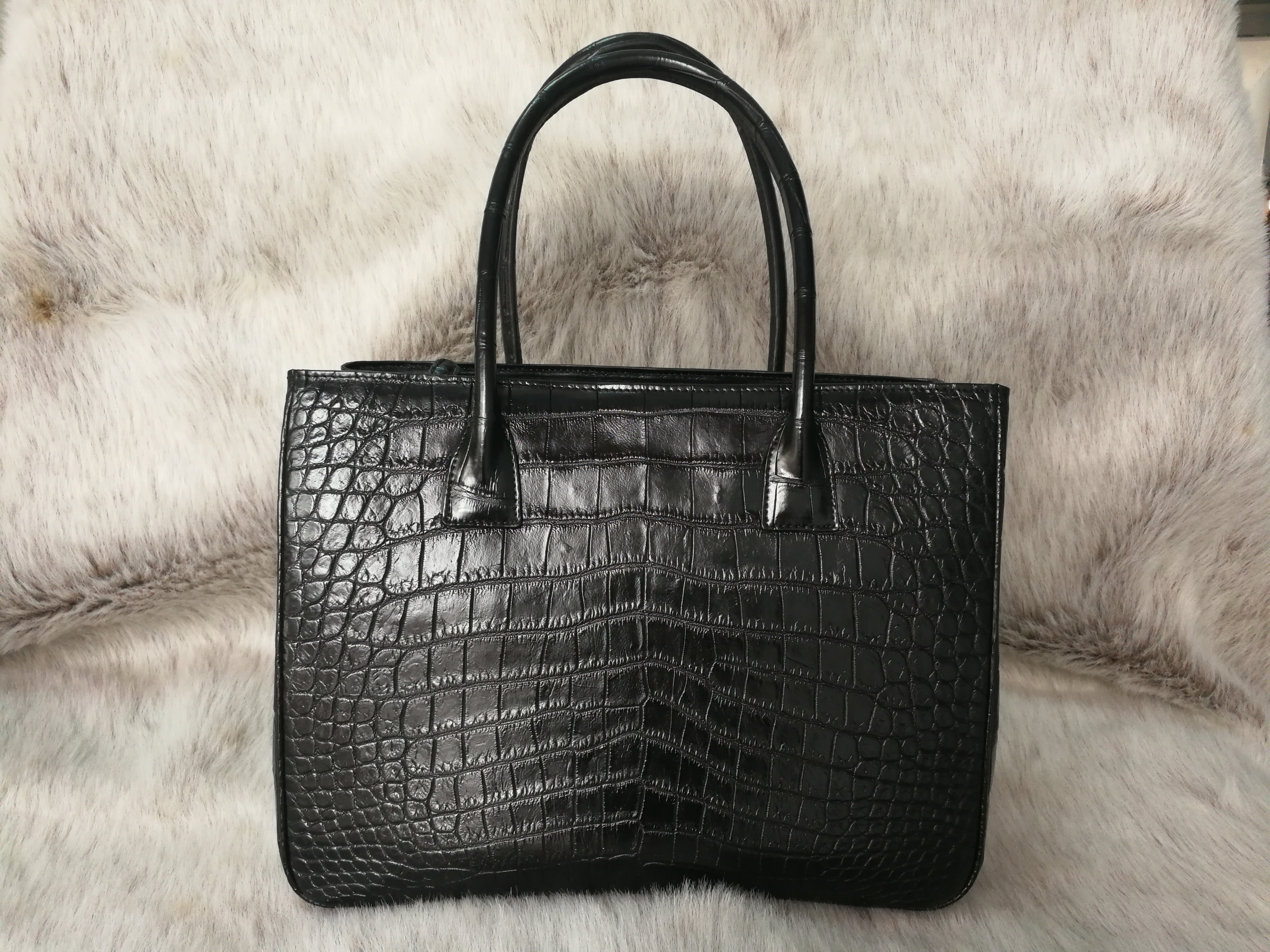 Tui Saint Laurent 18.552 USD bi tieu huy tai Australia hinh anh