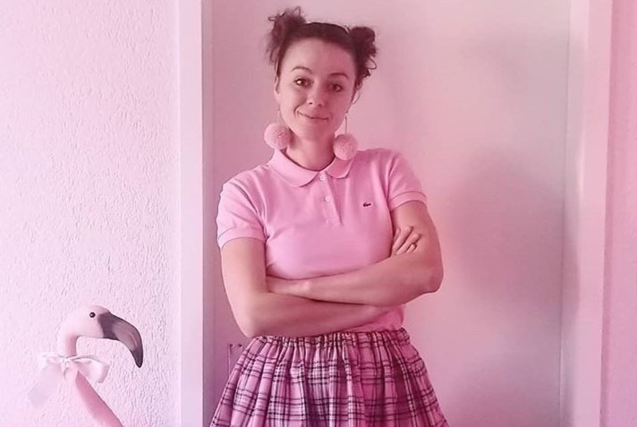 Co gai mac do mau hong suot 13 nam hinh anh