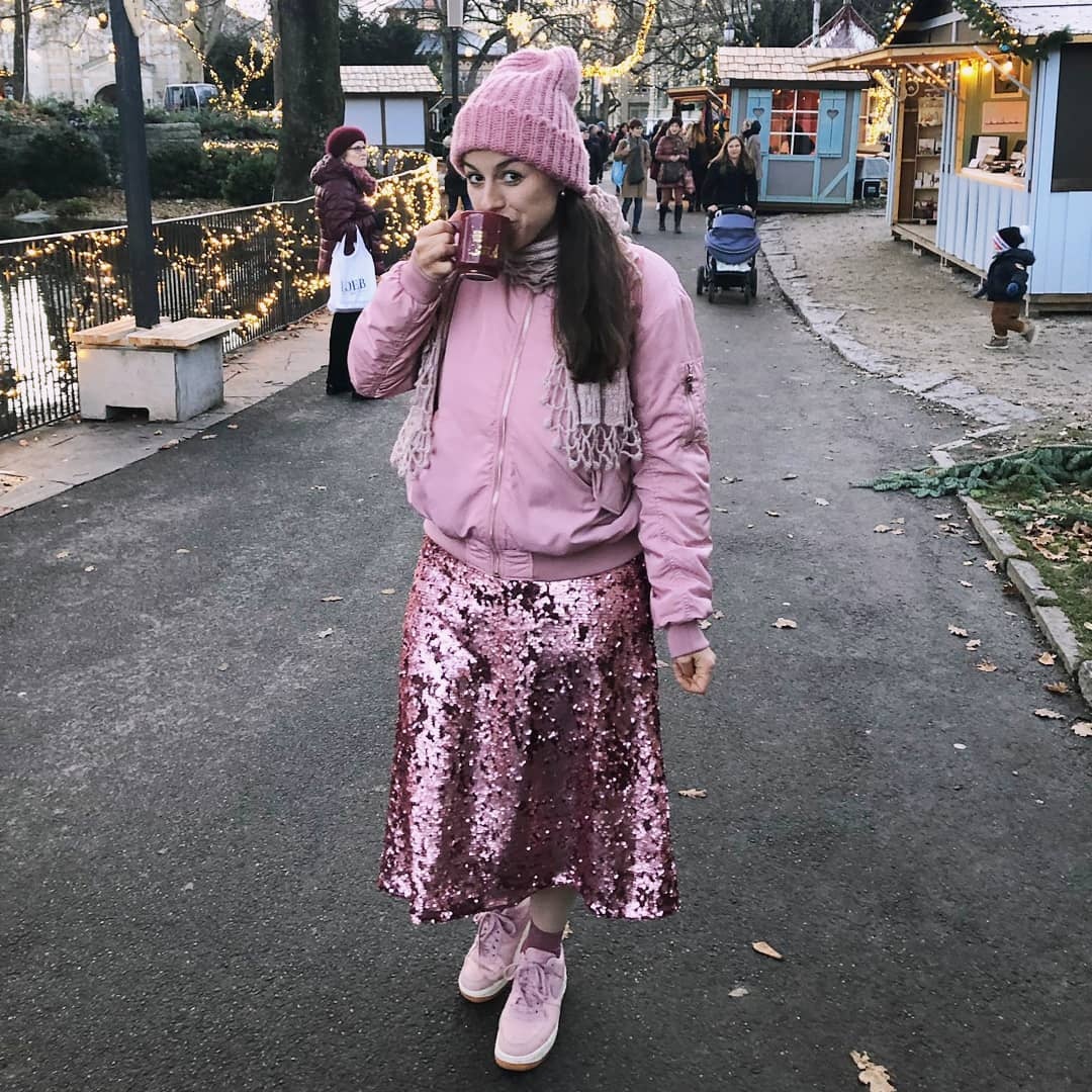 co gai chi mac mau hong anh 6