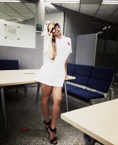 Jennie bị chỉ trích vì mặc đồ y tá ảnh 4 Jennie bi chi trich vi mac do y ta anh 4