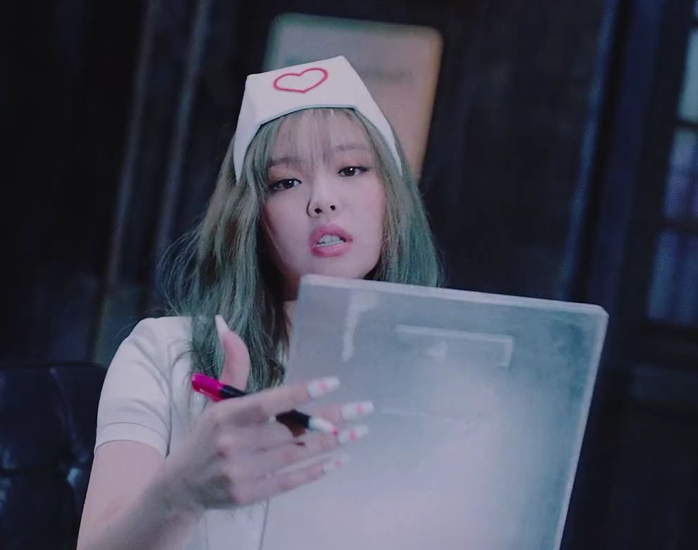 Jennie bị chỉ trích vì mặc đồ y tá ảnh 1 Jennie bi chi trich vi mac do y ta anh 1