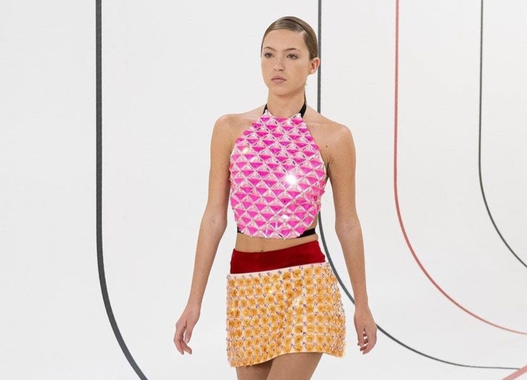 Con gai sieu mau Kate Moss lan dau catwalk hinh anh