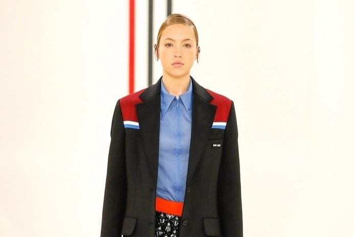 Con gai Kate Moss trinh dien tren san catwalk hinh anh