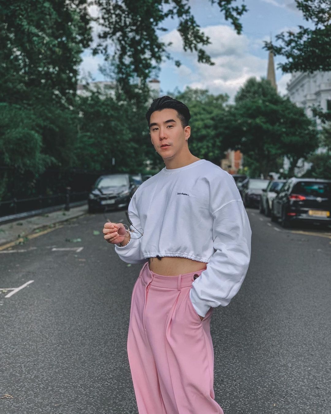 chang trai Thai mac vay anh 2